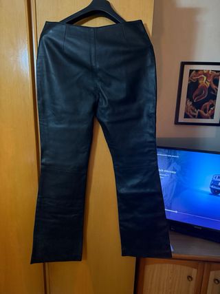 Pantalón nappa negro talla 44 a estrenar. 