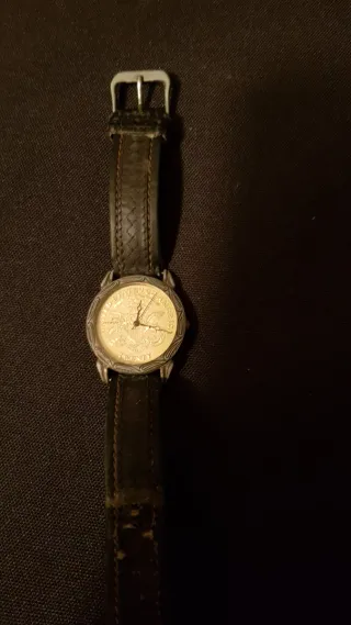 Reloj de pulsera con diseño de moneda