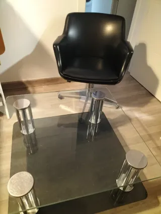 Mesa de centro cristal y silla negra