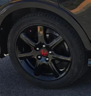 Llantas Honda Negras con Logo Rojo