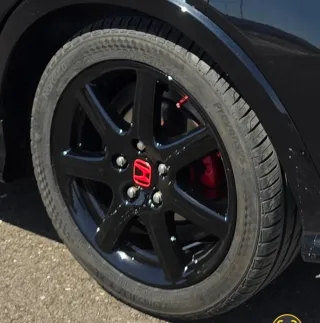 Llantas Honda Negras con Logo Rojo