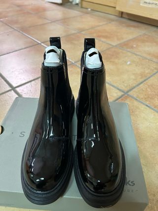 Botines Chelsea Charol Negro Mujer Clarks
