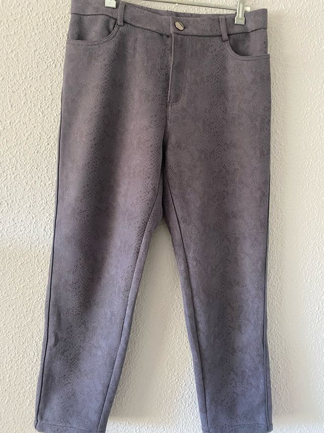 Pantalón mujer gris estampado serpiente