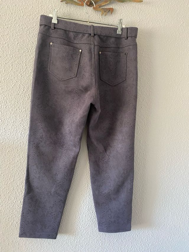 Pantalón mujer gris estampado serpiente