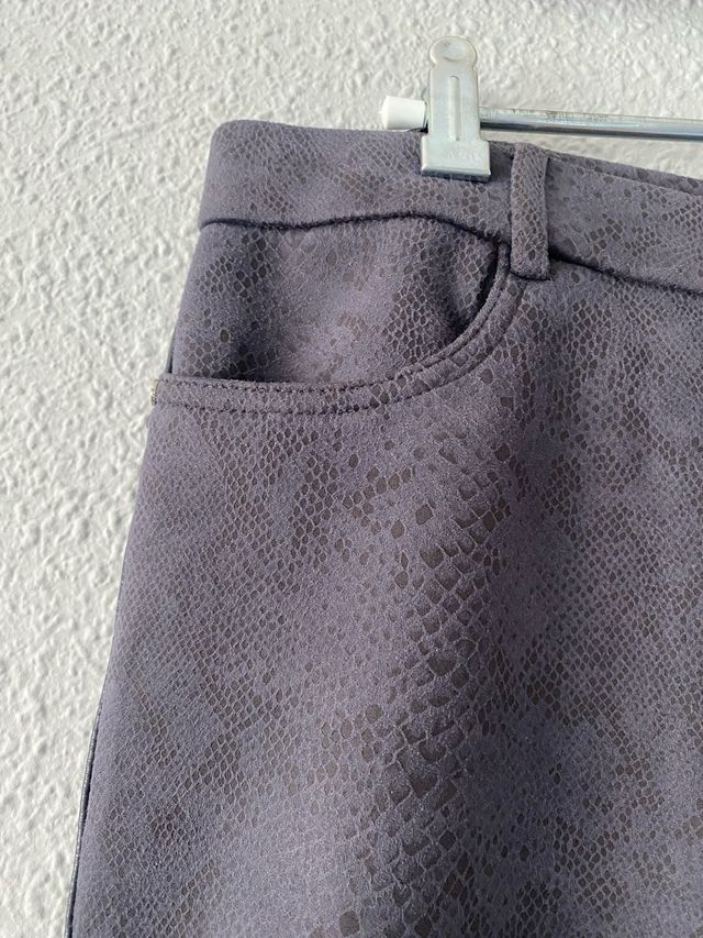 Pantalón mujer gris estampado serpiente