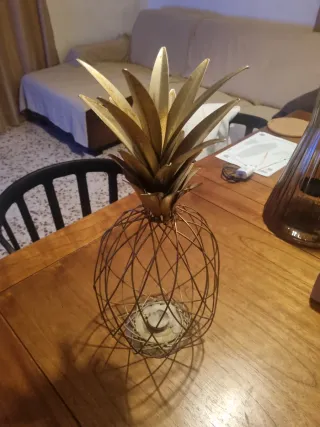 Piña decorativa porta vela dorada