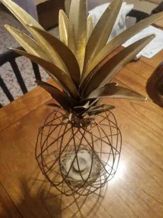 Piña decorativa porta vela dorada