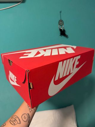 Caja Nike Roja