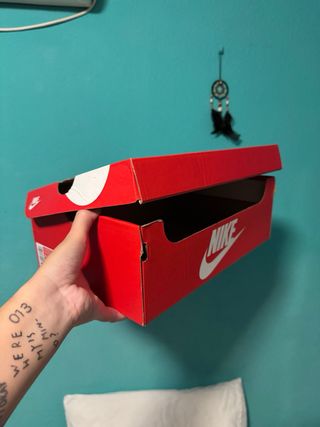 Caja Nike Roja