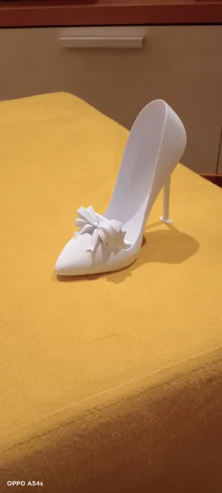 Portacellulare a forma di scarpa bianca