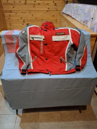 Chaqueta Descente esquí roja y gris.