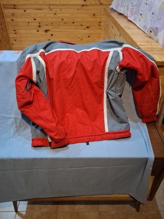 Chaqueta Descente esquí roja y gris.