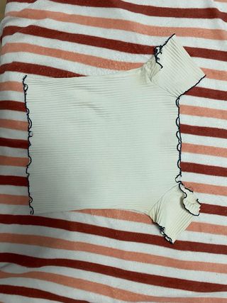 Camiseta blanca de canalé con volantes