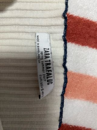 Camiseta blanca de canalé con volantes