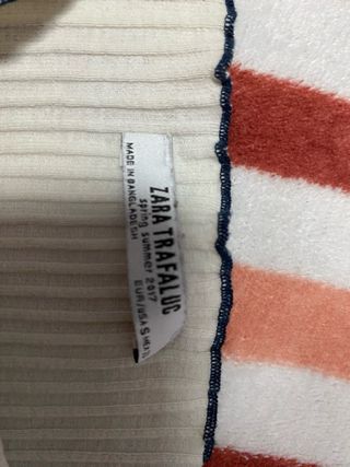 Camiseta blanca de canalé con volantes