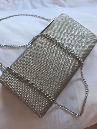 Bolso de fiesta plateado con cadena