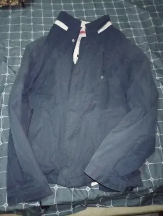 Cazadora hombre azul y blanca