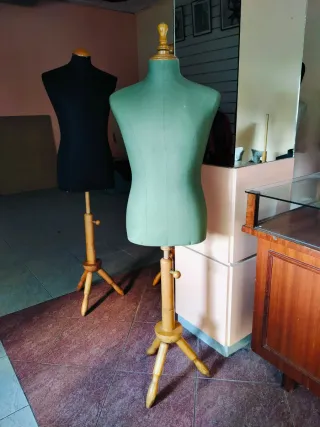 Maniquí de hombre para costura o decoración.