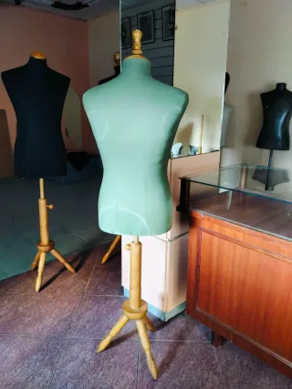 Maniquí de hombre para costura o decoración.