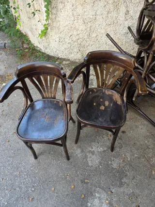 Sillas madera 20,sillas metálicas 26y mesas 6 