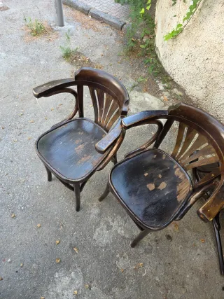 Sillas madera 20,sillas metálicas 26y mesas 6 