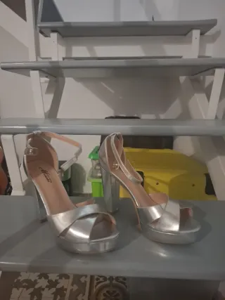 Zapatos de tacón plateados talla 40