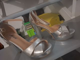 Zapatos de tacón plateados talla 40