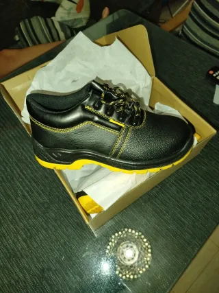 Zapatos de seguridad negros y amarillos