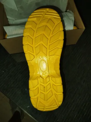 Zapatos de seguridad negros y amarillos