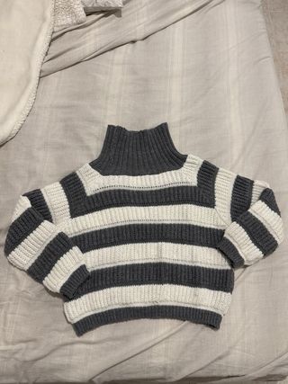 Maglione a righe grigio e bianco