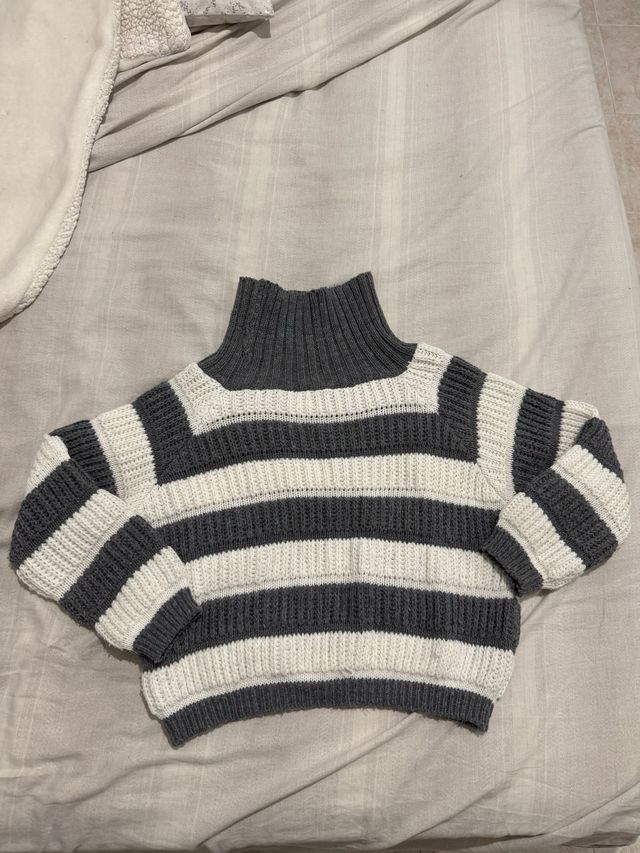 Maglione a righe grigio e bianco