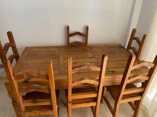Aparador de madera tallada ,vitrina ,mesa y sillas