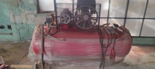 Compresor de aire rojo