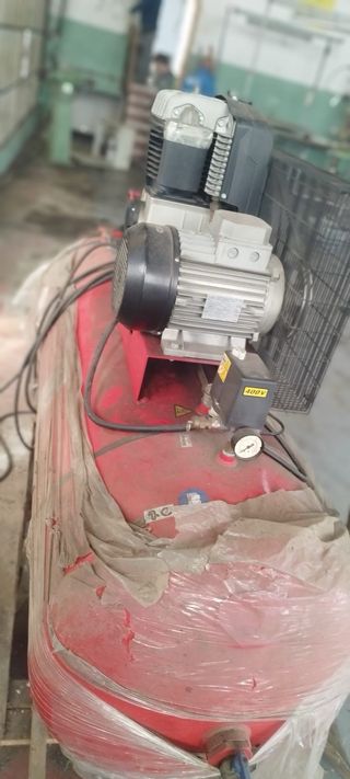 Compresor de aire rojo