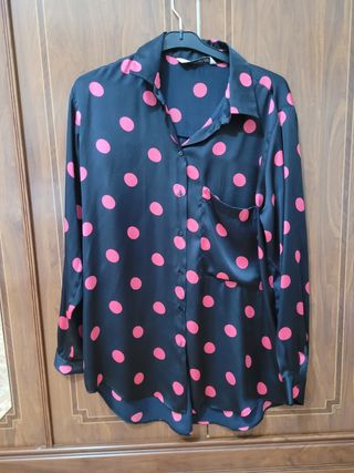 Camisa satinada azul marino lunares fucsia