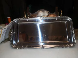 Bandeja metálica plateada