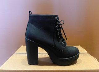 Botines de tacón nuevos acordonados