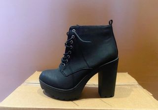 Botines de tacón nuevos acordonados