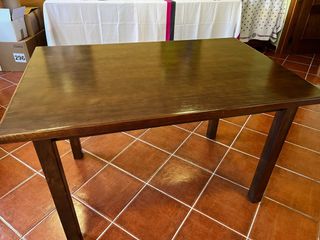 Mesa de comedor de madera