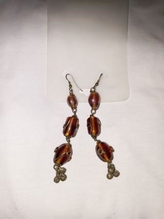 Pendientes largos con cuentas marrones y doradas