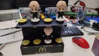 Expositor Tiny Tan BTS x McDonald's