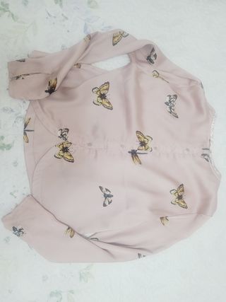 Blusa beige con estampado de mariposas