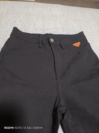 Pantalón pitillo negro