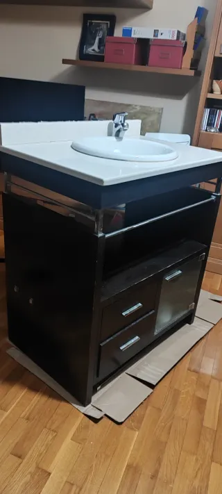 Mueble de baño madera con lavabo.