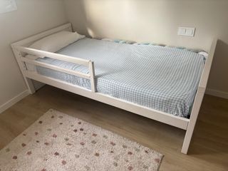Cama infantil de madera blanca