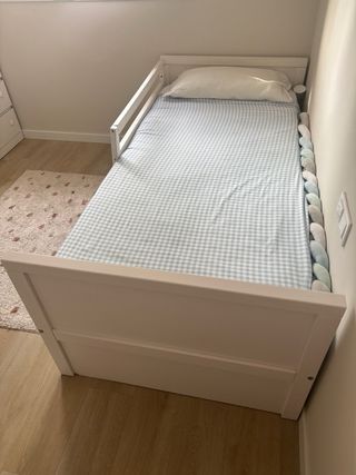Cama infantil de madera blanca