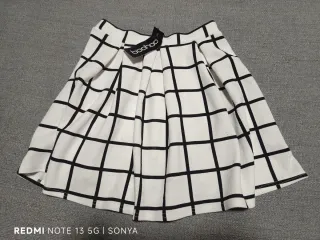Minifalda Boohoo plisada cuadros blanco y negro