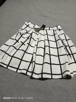 Minifalda Boohoo plisada cuadros blanco y negro