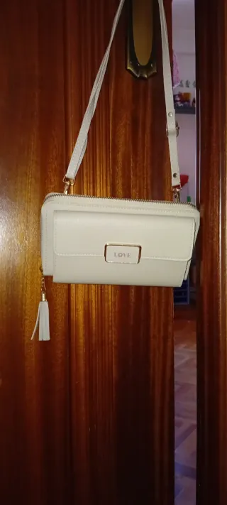 Bolso de mano beige con detalle LOVE