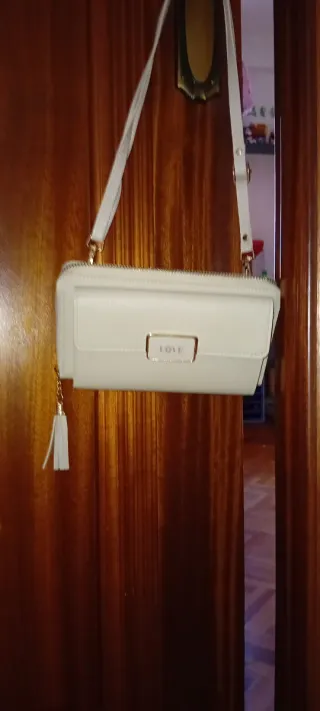 Bolso de mano beige con detalle LOVE